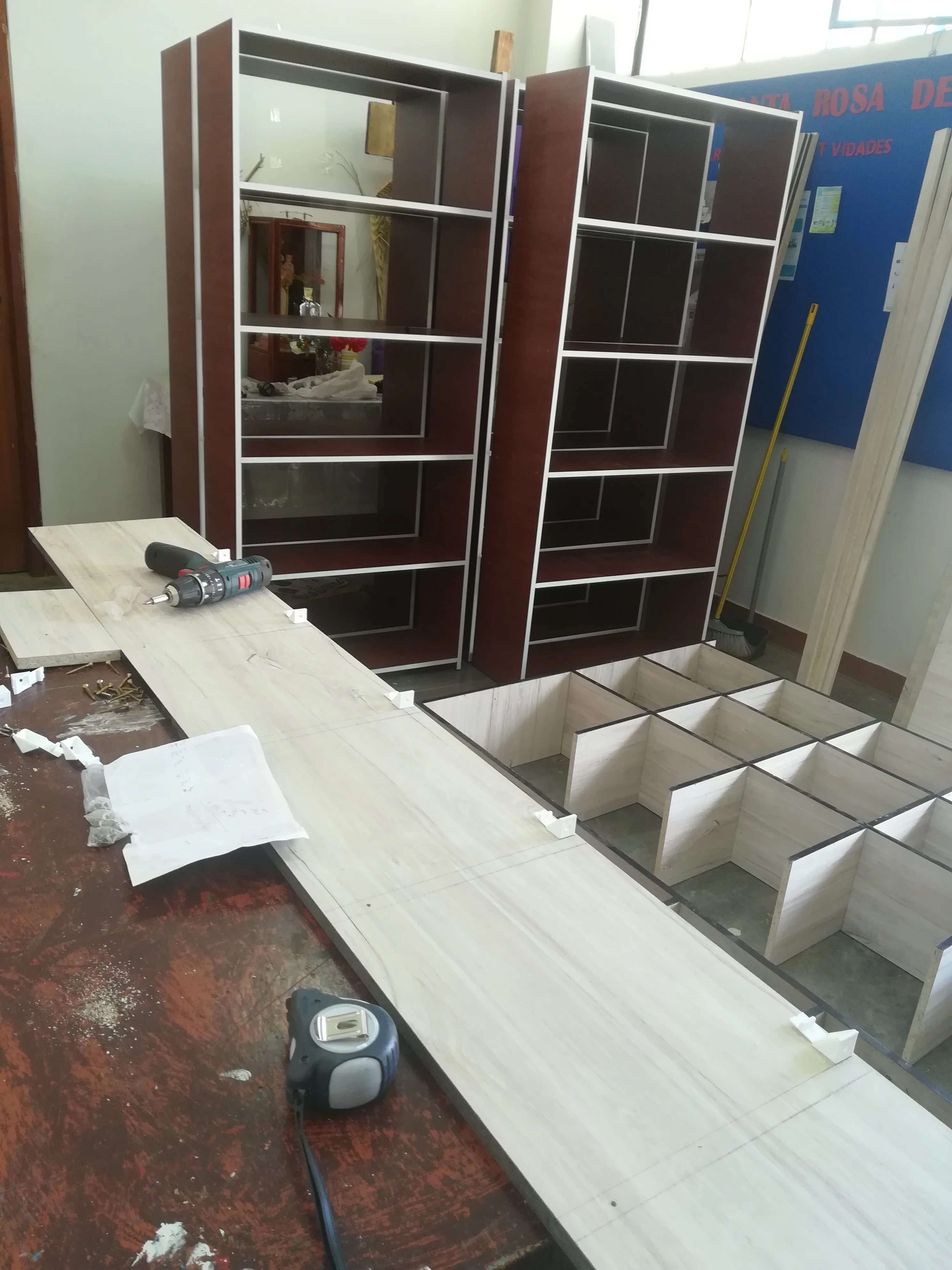 Ensamble de mobiliario escolar